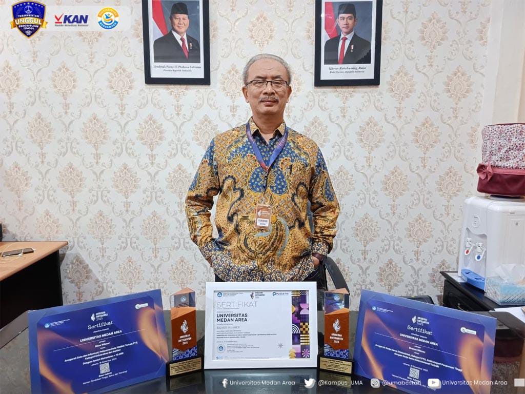 ANUGERAH: Prof. Dr. Dadan Ramdan, M.Eng., M.Sc bersama anugerah Diktisaintek yang diraih UMA. (Istimewa/Sumut Pos)