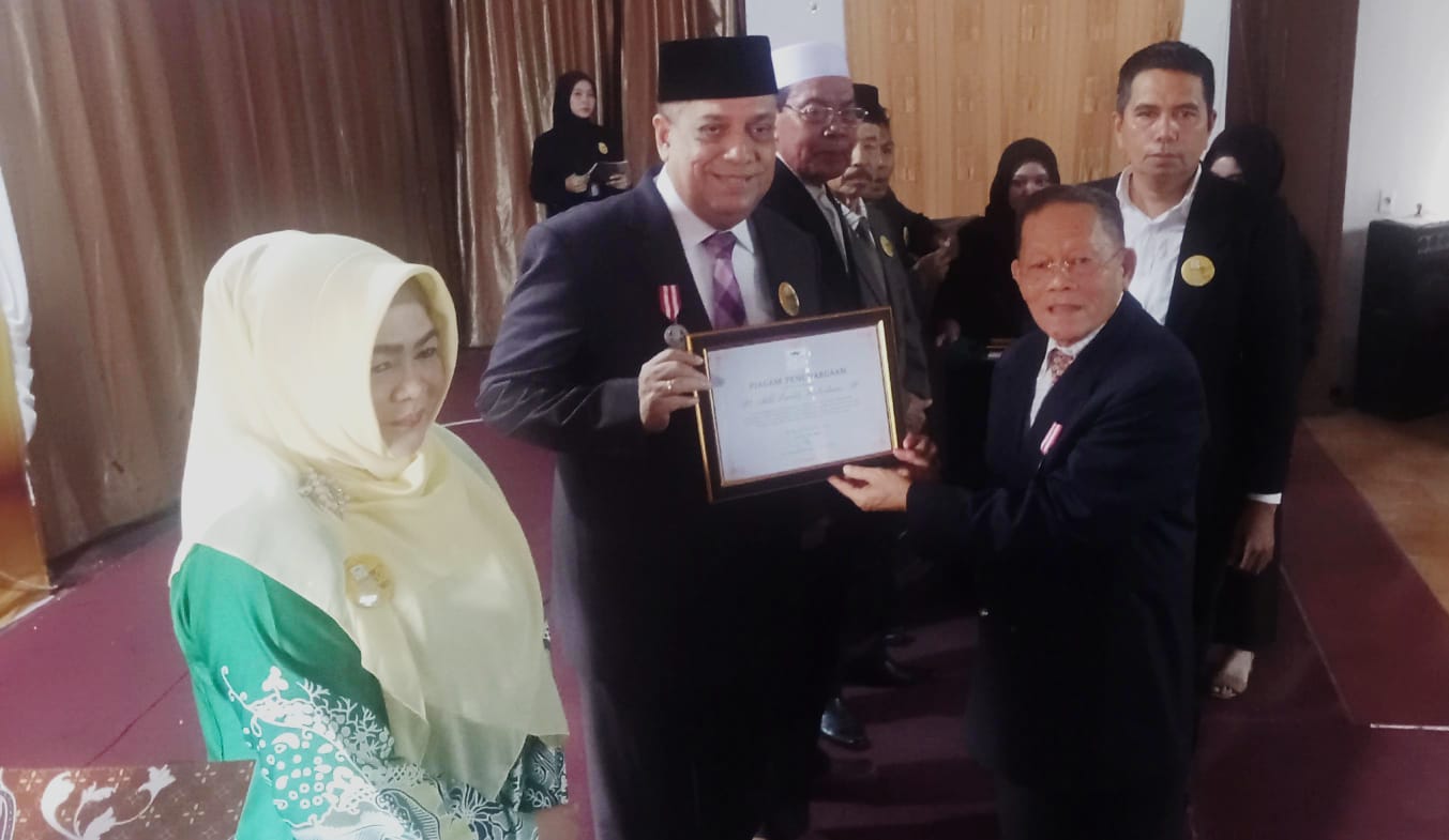 IPMD: Datuq Adil Freddy Haberham, SE Gelar Datuq Sri Setia Diraja Raja/Kepala Urung XII Kuta Hamparanperak (tengah) menerima anugerah bintang pengabdian 20 tahun dari ketua pembina dan pendiri IPMD.