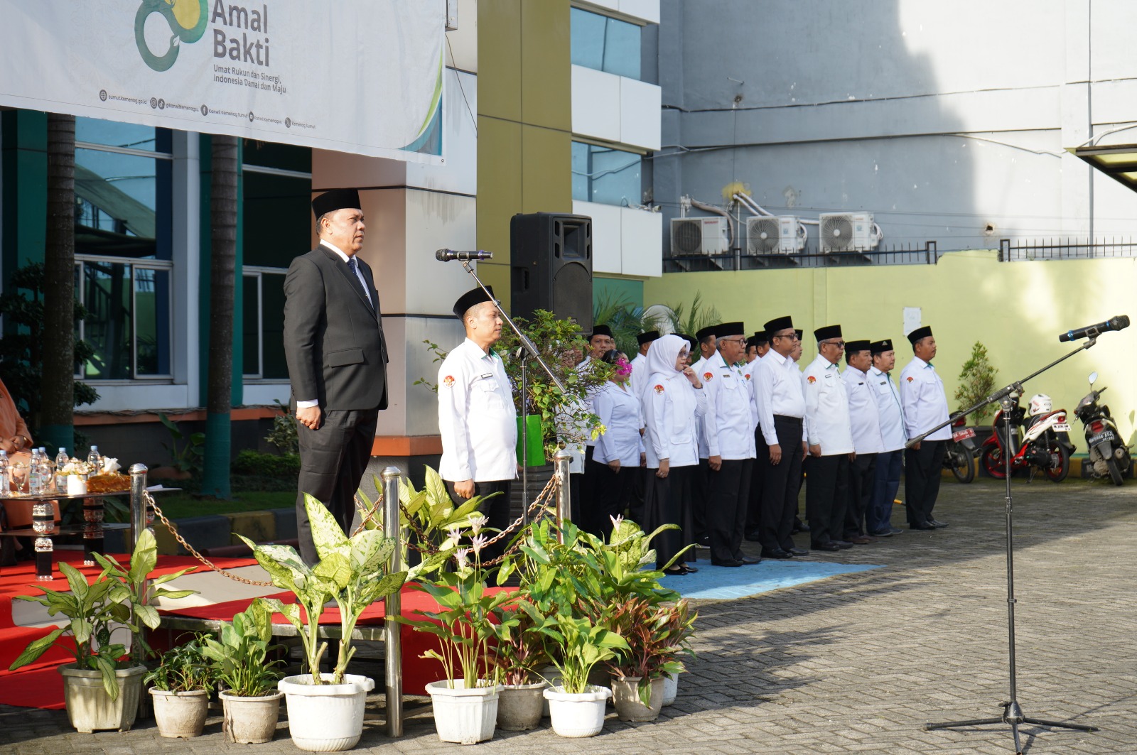 PIMPIN: Kepala Kanwil Kemenag Sumut H. Ahmad Qosbi memimpin Upacara Peringatan Hari Amal Bakti (HAB) ke - 80 di Kantor Kemenag Sumut, Sabtu (3/1/2026).