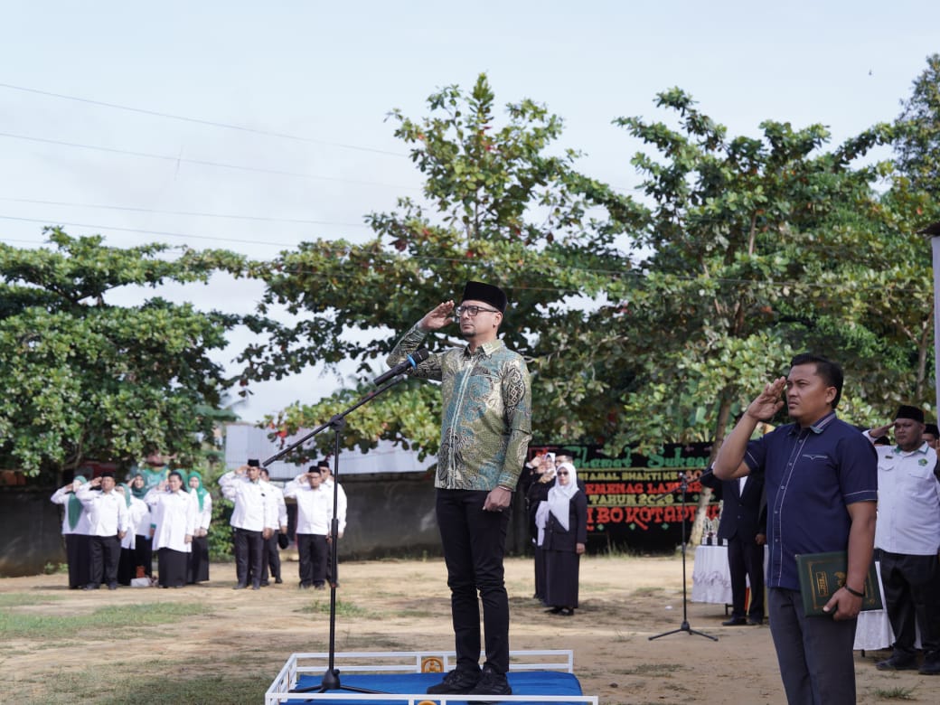 PIMPIN: Bupati Labusel Fery Sahputra Simatupang memimpin upacara peringatan Hari Amal Bakti (HAB) ke-80, Sabtu (3/1/2026). (Dok: istimewa)