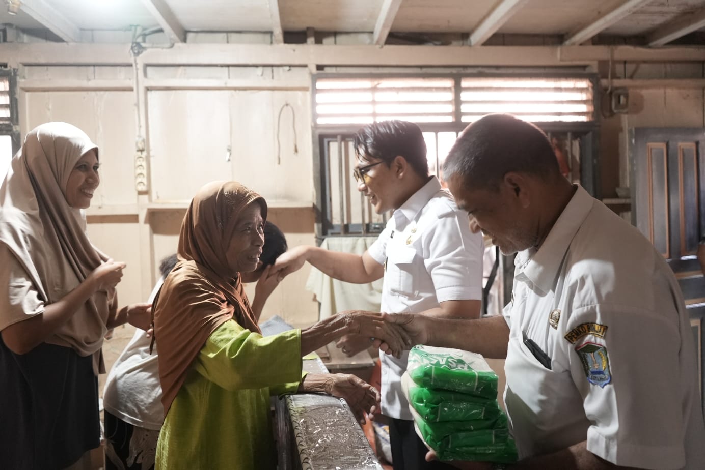 Istimewa/Sumut Pos Wawako Binjai, Hasanul Jihadi yang karib disapa Jiji saat menyerahkan bantuan Presiden Prabowo kepada masyarakat terdampak banjir di Kelurahan Mencirim, Binjai Timur.