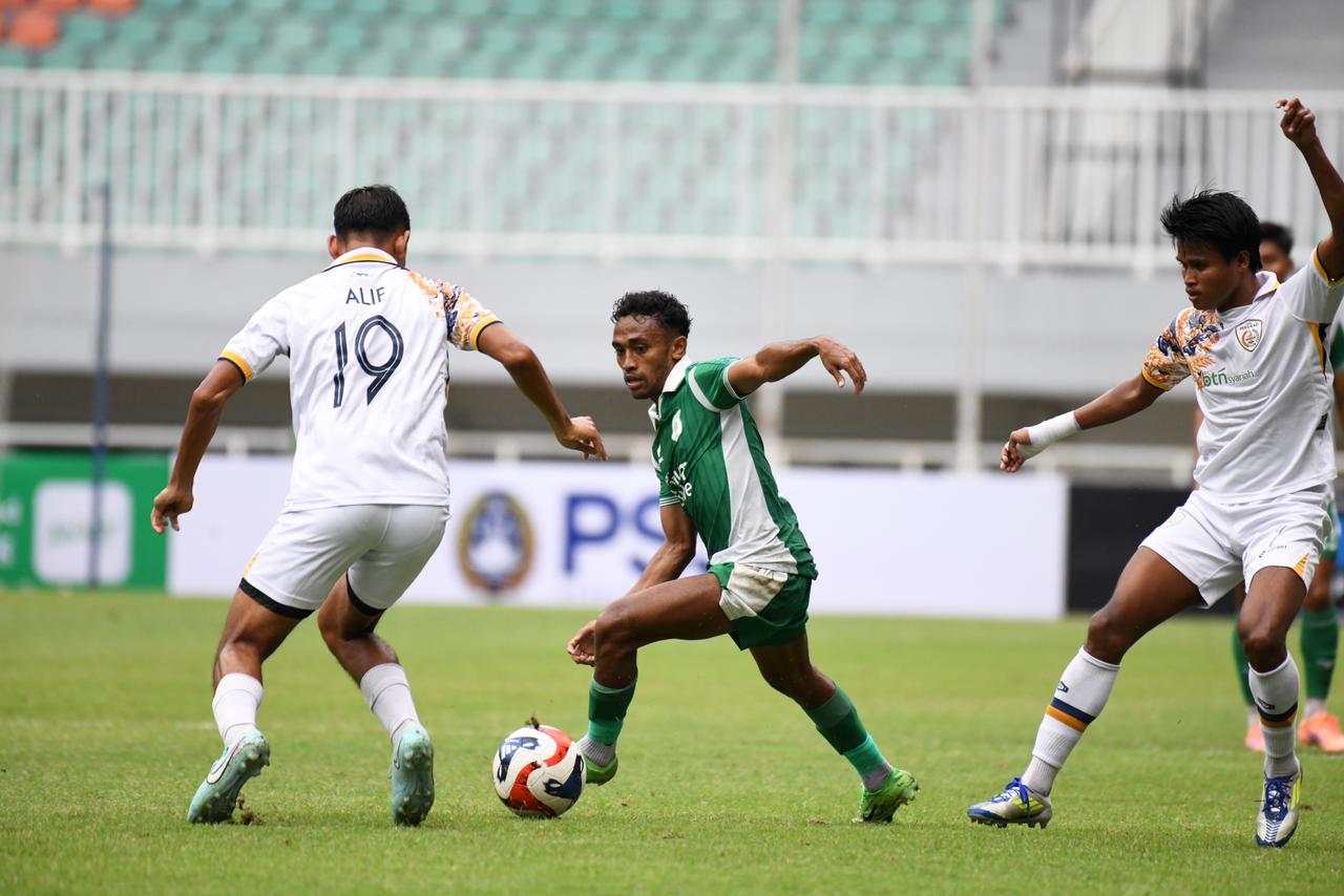 Pemain PSMS Ari Maring tidak bisa berbuat banyak saat menghadapi Persikad Depok, Sabtu (3/1/2026). (Dok PSMS)