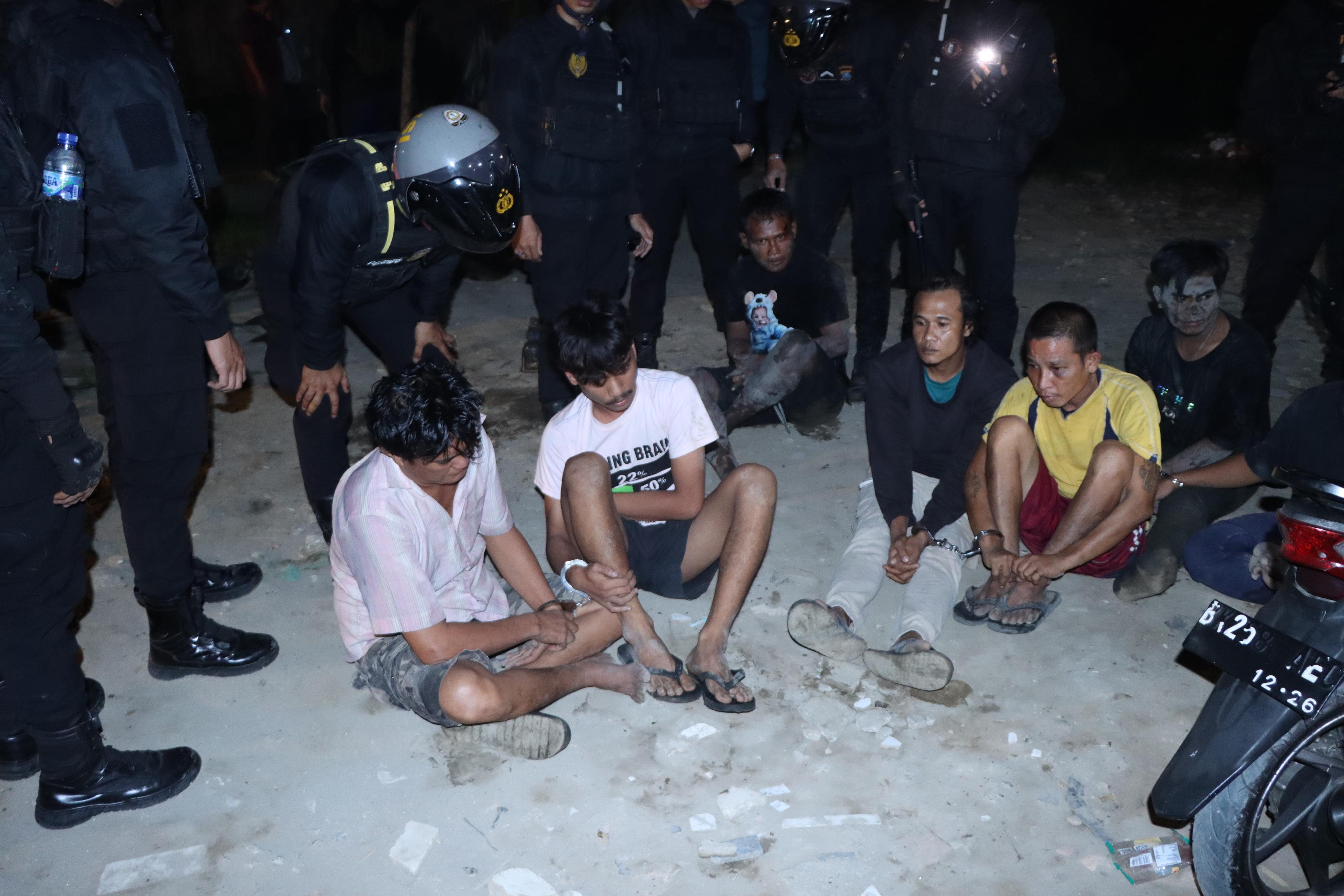 Polrestabes Medan menggerebek sarang narkoba Jermal 15 dan mengamankan sejumlah orang, Minggu (4/1) dinihari.