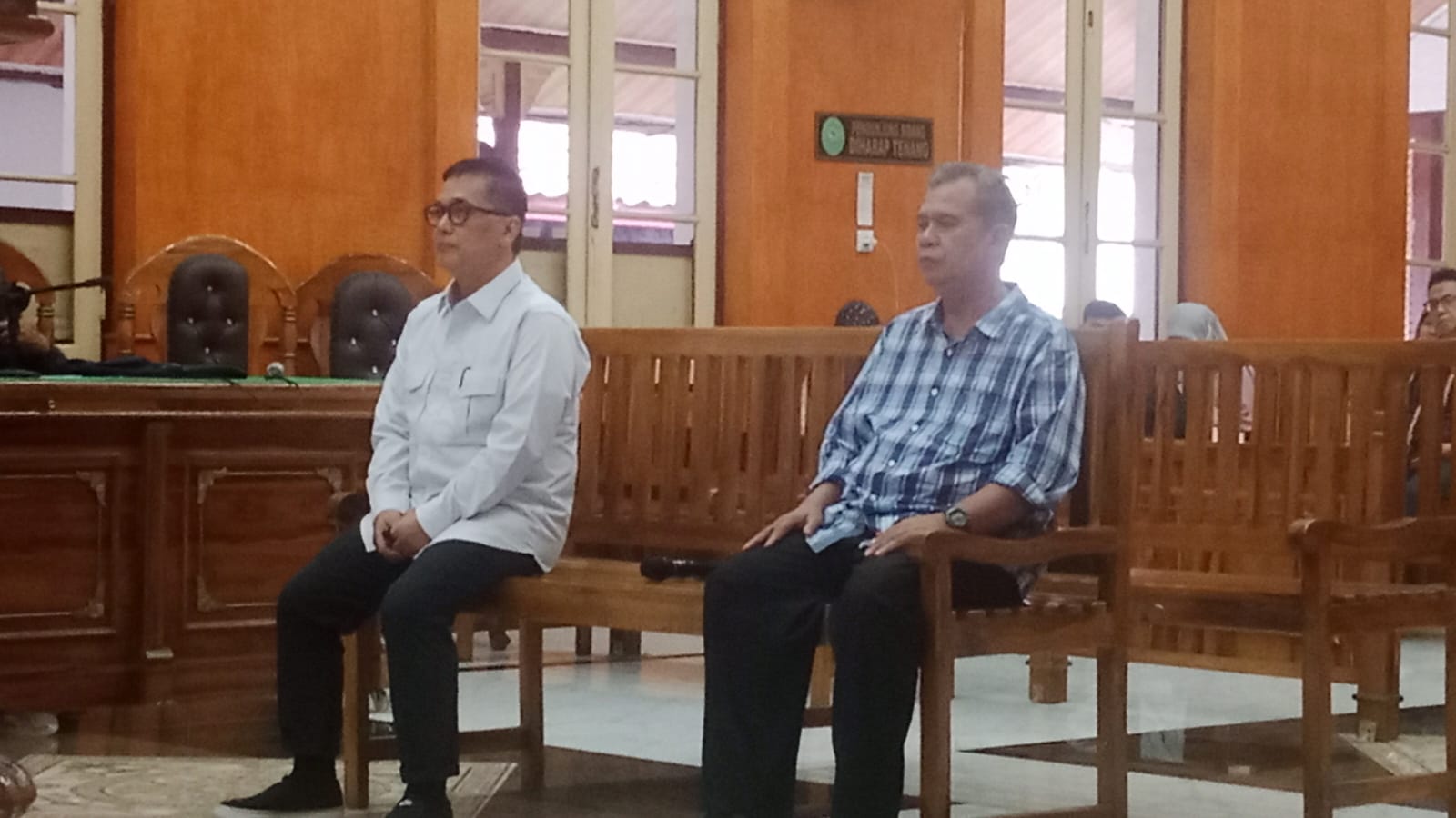 Mantan Sekdis Kesehatan Sumut, Aris Yudhariansyah (kiri) saat menjalani sidang di Pengadilan Tipikor Medan. (Ist)