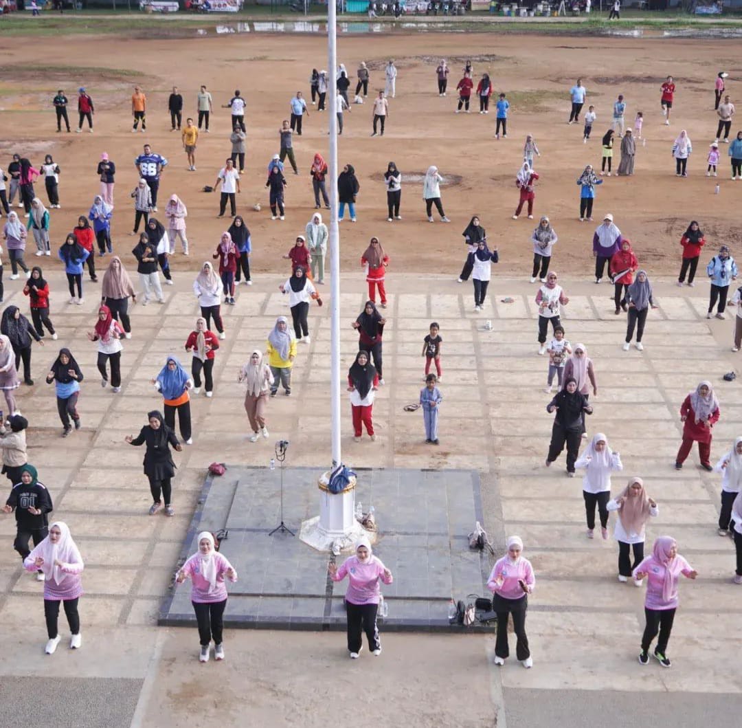 TPP PKK dan Dharma Wanita Persatuan (DWP) Labuhanbatu Selatan menggelar kegiatan senam sehat bersama masyarakat. (ISTIMEWA/SUMUT POS)