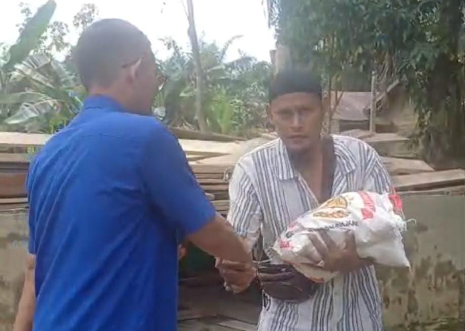 UMA: Dosen UMA Dr Dedi Sahputra, M.A (kiri) menyerahkan bantuan program tanggap darurat bencana DPPM Kemdiktisaintek di Desa Sekoci. (Istimewa/Sumut Pos)