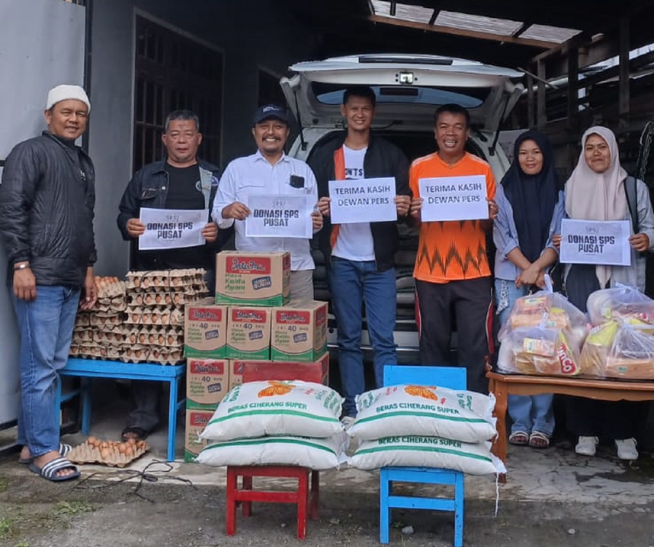 Serikat Perusahaan Pers (SPS) Aceh menyalurkan bantuan sembako dari Dewan Pers kepada wartawan di wilayah Dataran Tinggi Aceh. (ist)