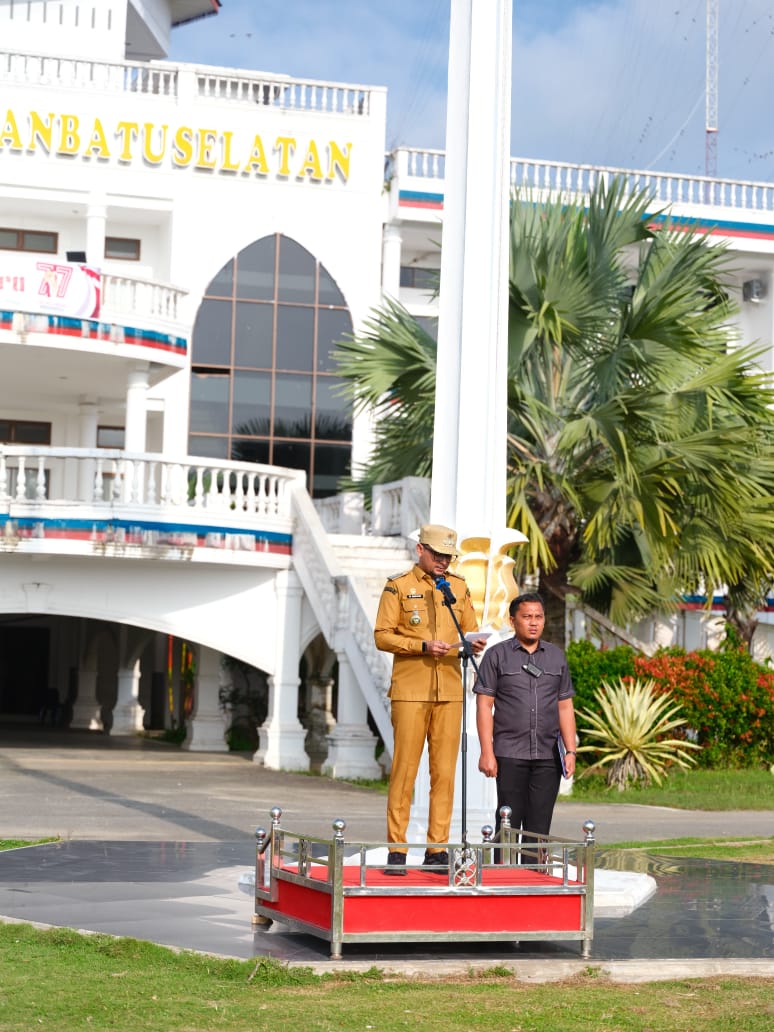 Bupati Labuhanbatu Selatan (Labusel) Fery Sahputra Simatupang memimpin apel gabungan perdana awal tahun 2026. (KHAIRUDDIN/SUMUT POS)