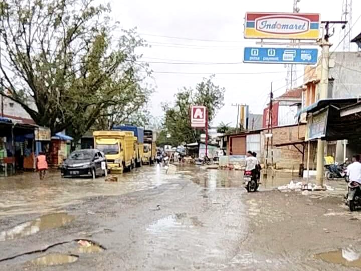 Istimewa/Sumut Pos Kondisi Jalan Merdeka di Kecamatan Tanjungpura yang tercatat bukan aset pemerintah daerah.