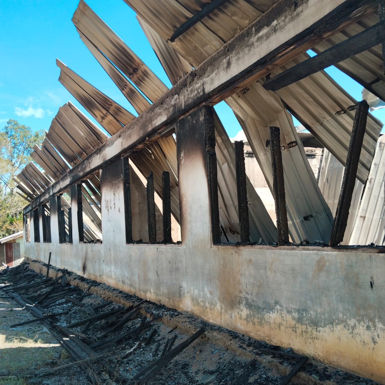HANGUS TERBAKAR. Sebanyak 4 ruangan SDN 030324 Tanjung Saluksuk, Desa Tanjung Saluksuk, Kecamatan Pegagan Hilir, Dairi, hangus terbakar, Senin (5/1/2025).(istimewa).