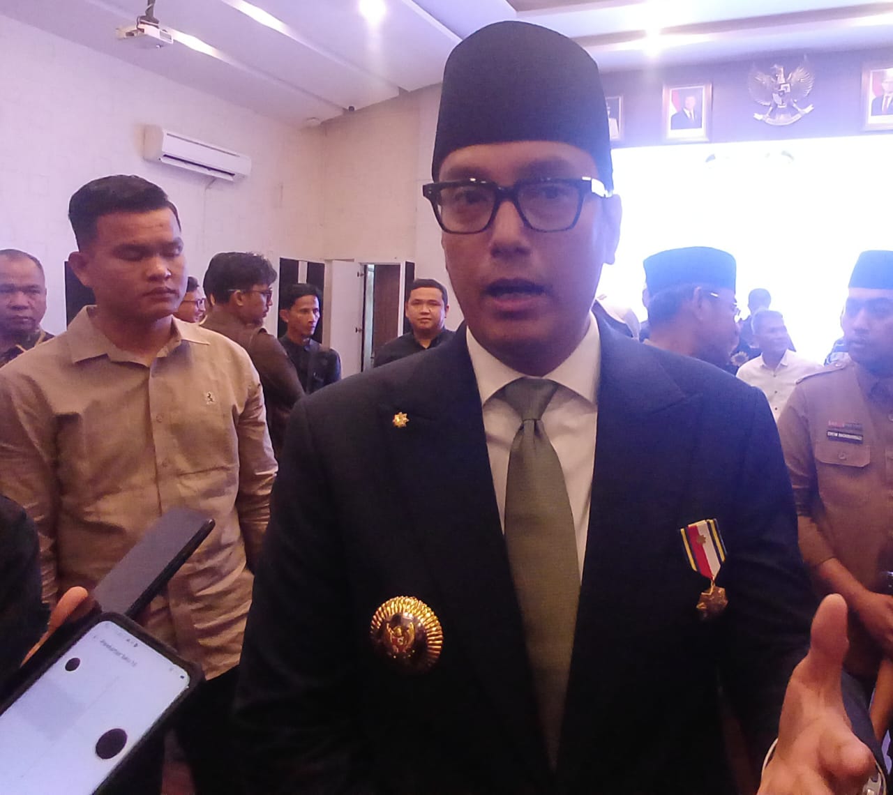 Foto (Markus Pasaribu/Sumut Pos) : Wali Kota Medan, Rico Tri Putra Bayu Waas usai melantik 12 direksi di 3 PUD Kota Medan, Senin (5/1/2026).