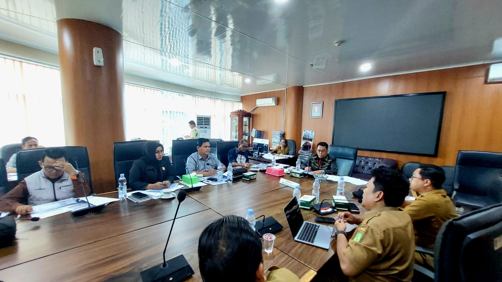 RAPAT: Komisi IV DPRD Medan melakukan rapat evaluasi triwulan ke IV dengan Dinas SDABMBK di gedung dewan, Senin (5/1/2026) sore. (Dok: istimewa)