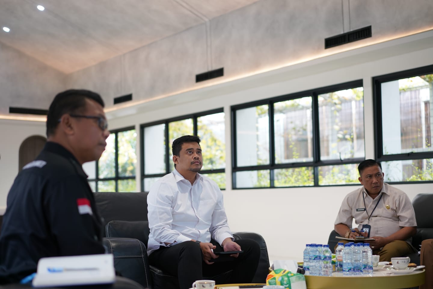 RAPAT: Gubsu Muhammad Bobby Afif Nasution mengikuti Rakor Pendataan Pascabencana secara virtual dengan Kemendagri dari kediaman pribadinya, Komplek Tasbih Medan, Selasa (6/1/2026).