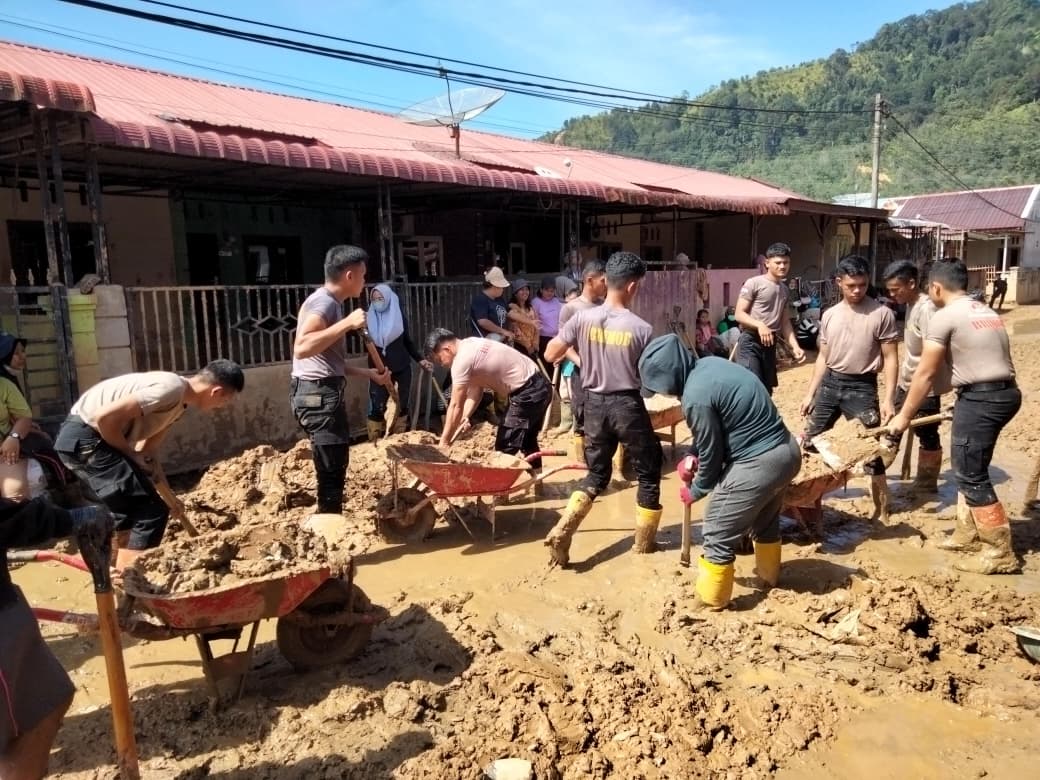 BERSIH: Personel Batalyon A Polda Sumut bersama SAR saat melaksanakan kegiatan pembersihan selokan serta lingkungan warga di dua lokasi berbeda, di Kabupaten Tapteng. (Dok: istimewa)