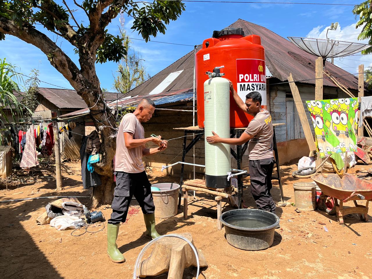 FILTER: Personel Polda Sumut saat memasang filter air Nanotec pada fasilitas sumur bor, di Desa Hutanabolon, Kecamatan Tukka, Tapteng. (Dok: istimewa)