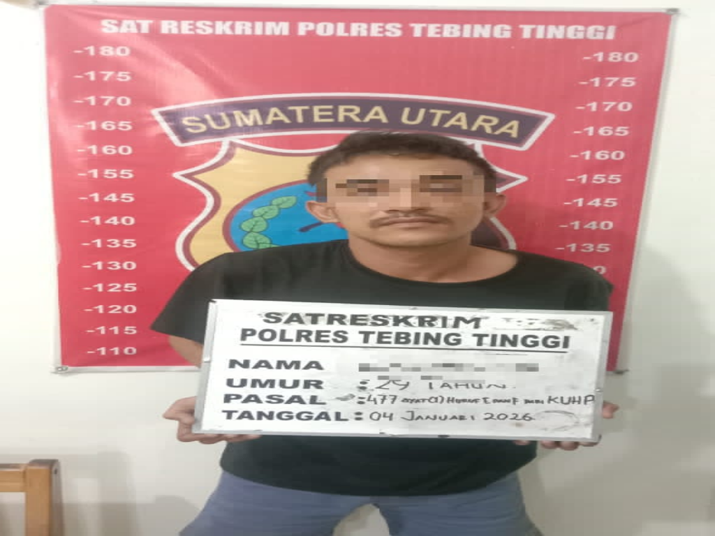 Tersangka, AS diamankan di Polres Tebingtinggi. (AZANUARI/SUMUT POS)