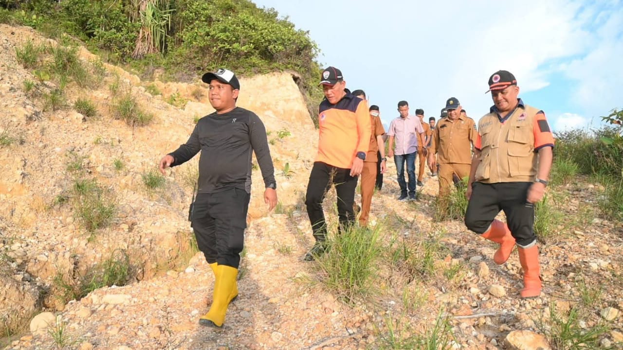 Dinas Pendidikan Tapteng melaksanakan proses belajar mengajar di sekolah darurat dengan menerapkan pembelajaran menyenangkan, Senin (5/1/2026). (FOTO: SMG)