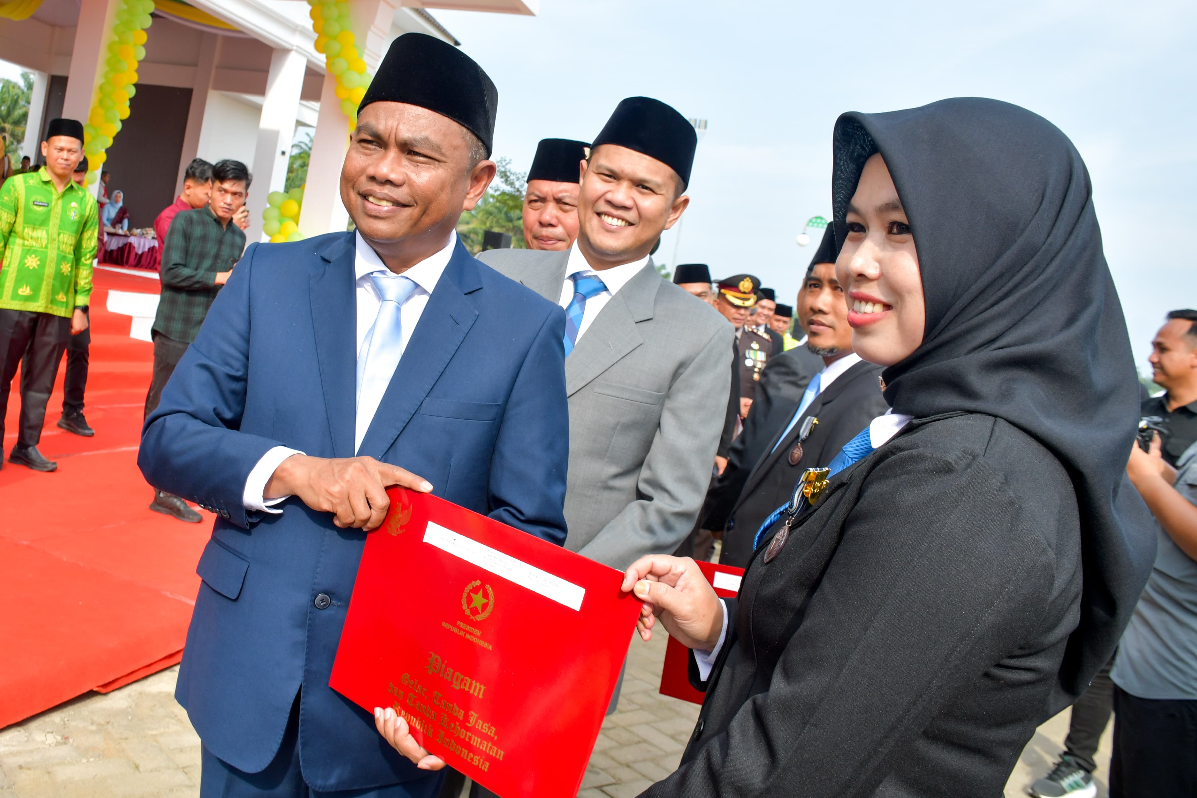 Bupati Sergai Darma Wijaya tersenyum  saat berikan piagam penghargaan. ( FADLY/ SUMUT POS)