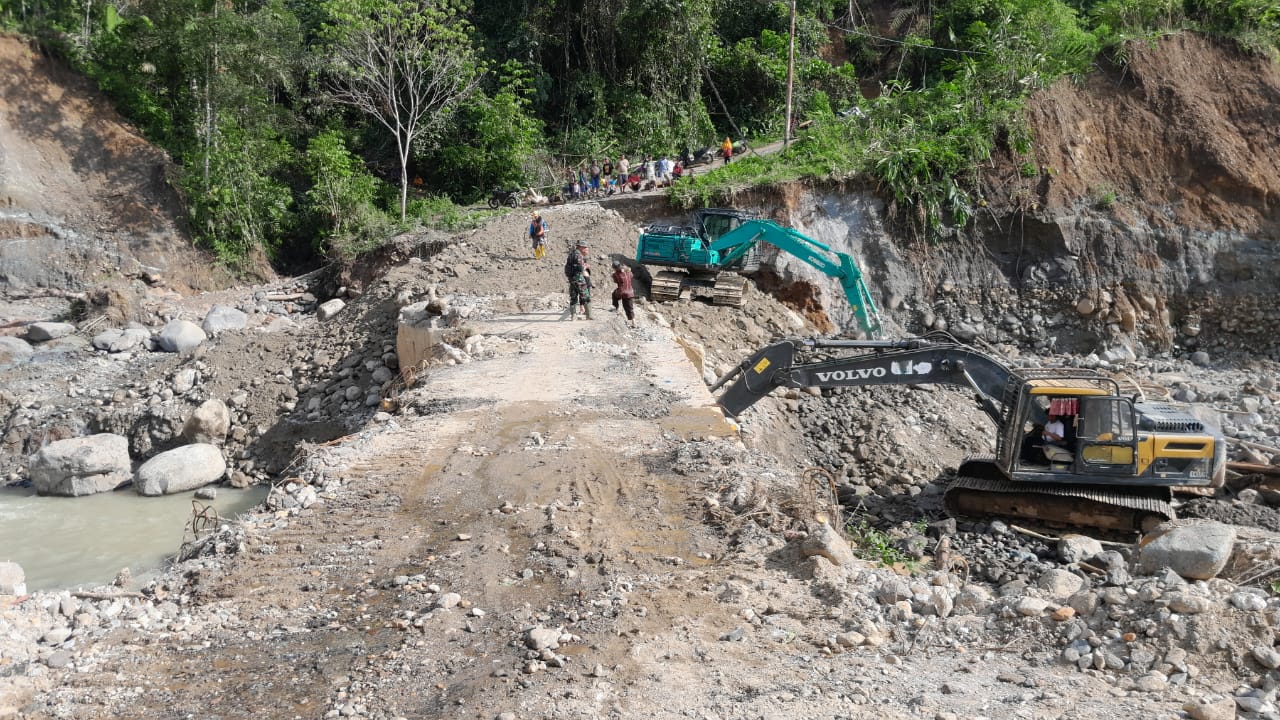 Sebuah alat berat diturunkan untuk memperbaiki ruas jalan provinsi Batangtoru&ndash;Sipirok, yang  hingga kini belum dapat dilalui kendaraan roda empat. (SUBANTA RAMPANG AYU/SUMUT POS)