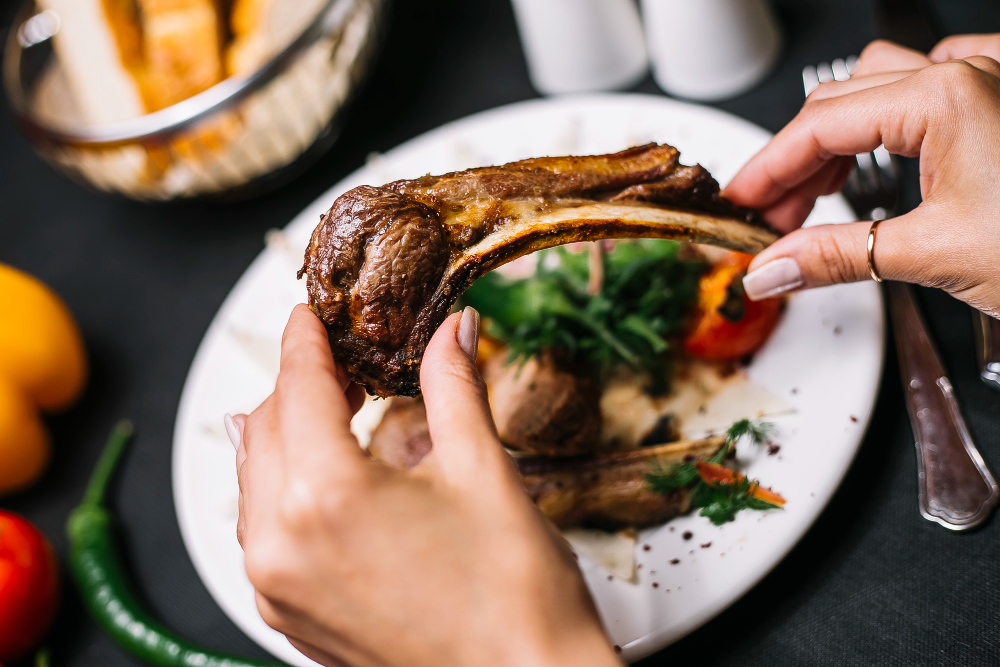 ILUSTRASI. Menghilangkan konsumsi daging akan menurunkan kadar kolesterol. (FREEPIK)