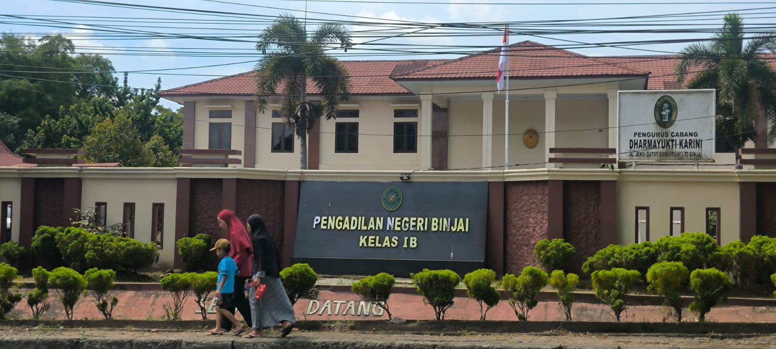 Sejumlah masyarakat saat melintas di depan Gedung Pengadilan Negeri Binjai, Jalan Gatot Subroto, Binjai Barat.  (Teddy Akbari/Sumut Pos)