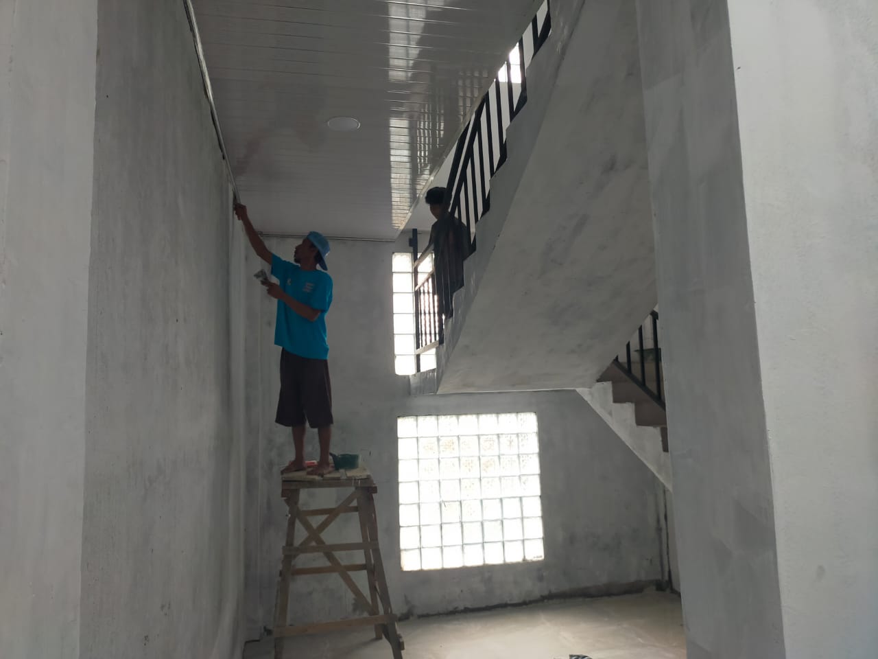 MASIH DIKERJAKAN. Pembangunan Kantor Inspektorat  di jalan Palapa Sidikalang, belum selesai sudah dibayarkan seratus persen. (RUDY SITANGGANG/SUMUT POS.)