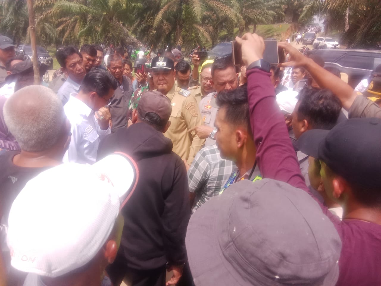 Wabup Syafrizal,  Manager PT Socfindo Robert Sagala,  Ketua DPRD Batubara M Safii,  Kapolres Batubara AKBP Dolly Nelson HH Nainggolan dan Pihak Kodim saat temui Poktan Perjuangan di areal PT Socfindo.