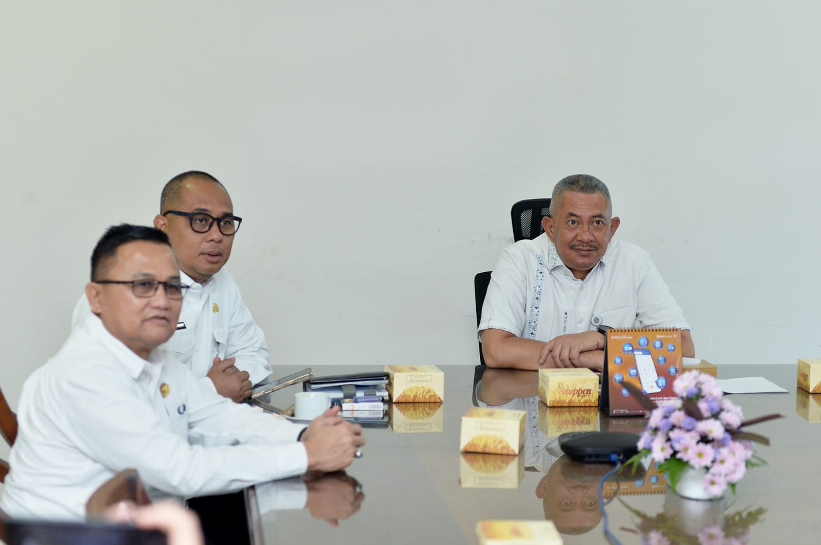RAPAT: Pj Sekretaris Daerah Sumut Sulaiman Harahap mengikuti rapat koordinasi progres penyusunan rencana rehabilitasi dan rekonstruksi pascabencana di Ruang Kerja Lantai 9 Kantor Gubernur Sumut.