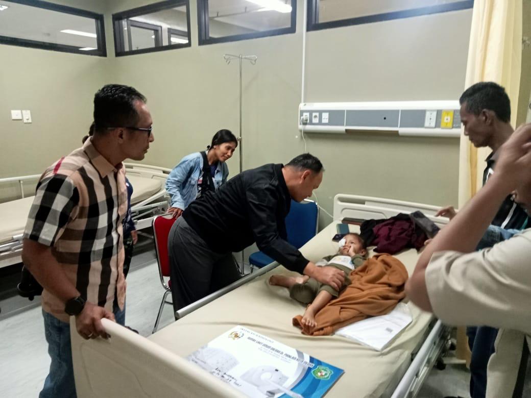 PELURU: Korban AA terkena peluru nyasar sedang dirawat di RS Pirngadi Medan. (Dok: istimewa)