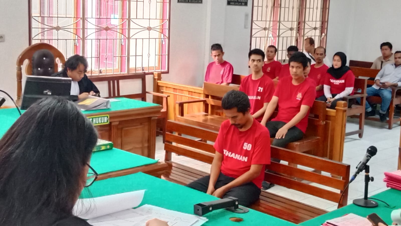 PEMBUNUHAN: Riswan Lubis alias Iwan terdakwa kasus pembunuhan, tertunduk menjalani sidang tuntutan di PN Medan, Rabu (7/1). (Dok: istimewa)