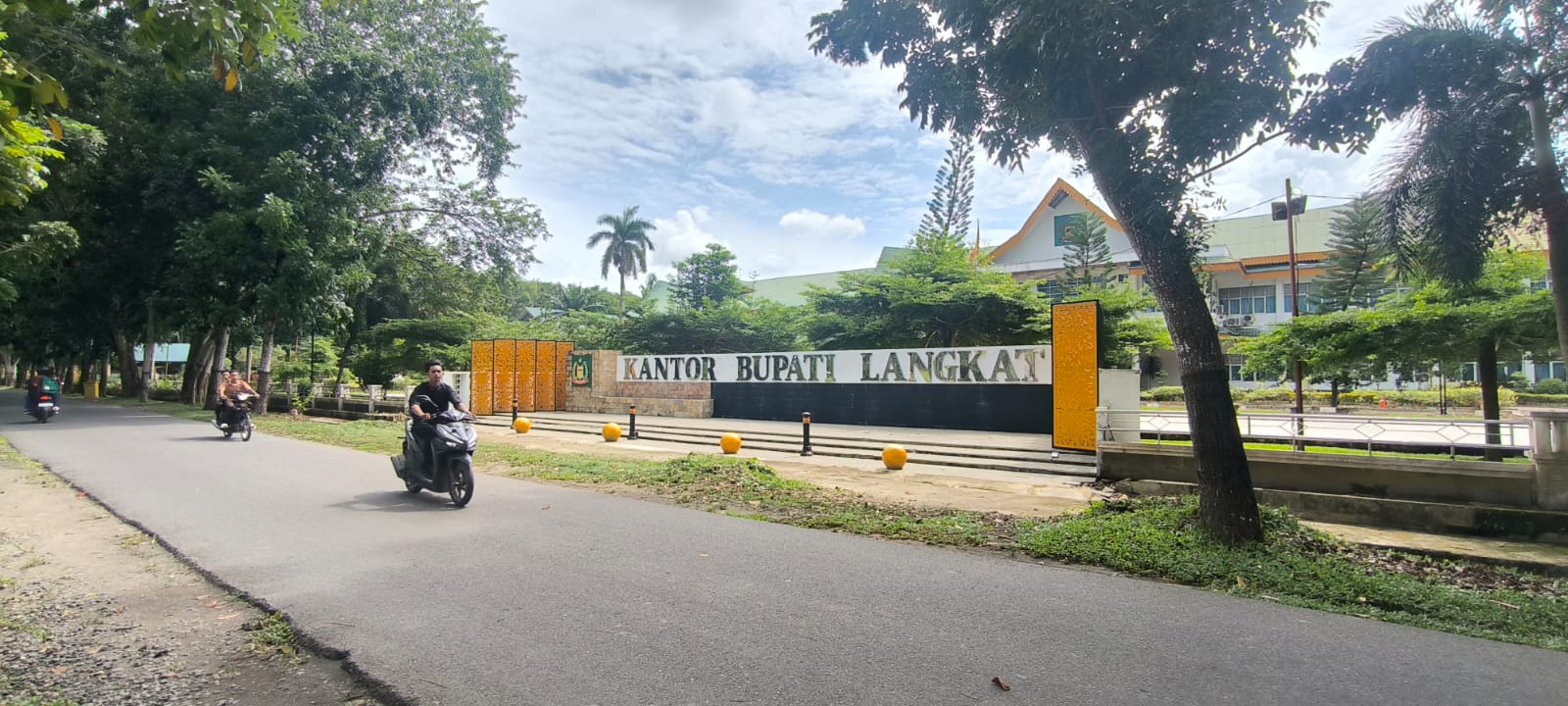 Seorang pengendara saat melintas di depan Kantor Bupati Langkat, Stabat. (Teddy Akbari/Sumut Pos)