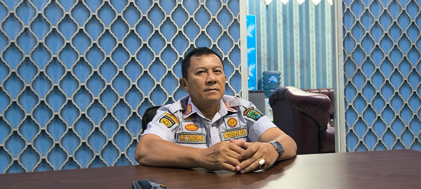 Kadishub Binjai, Harimin Tarigan saat diwawancarai di kantornya. (Teddy Akbari/Sumut Pos)