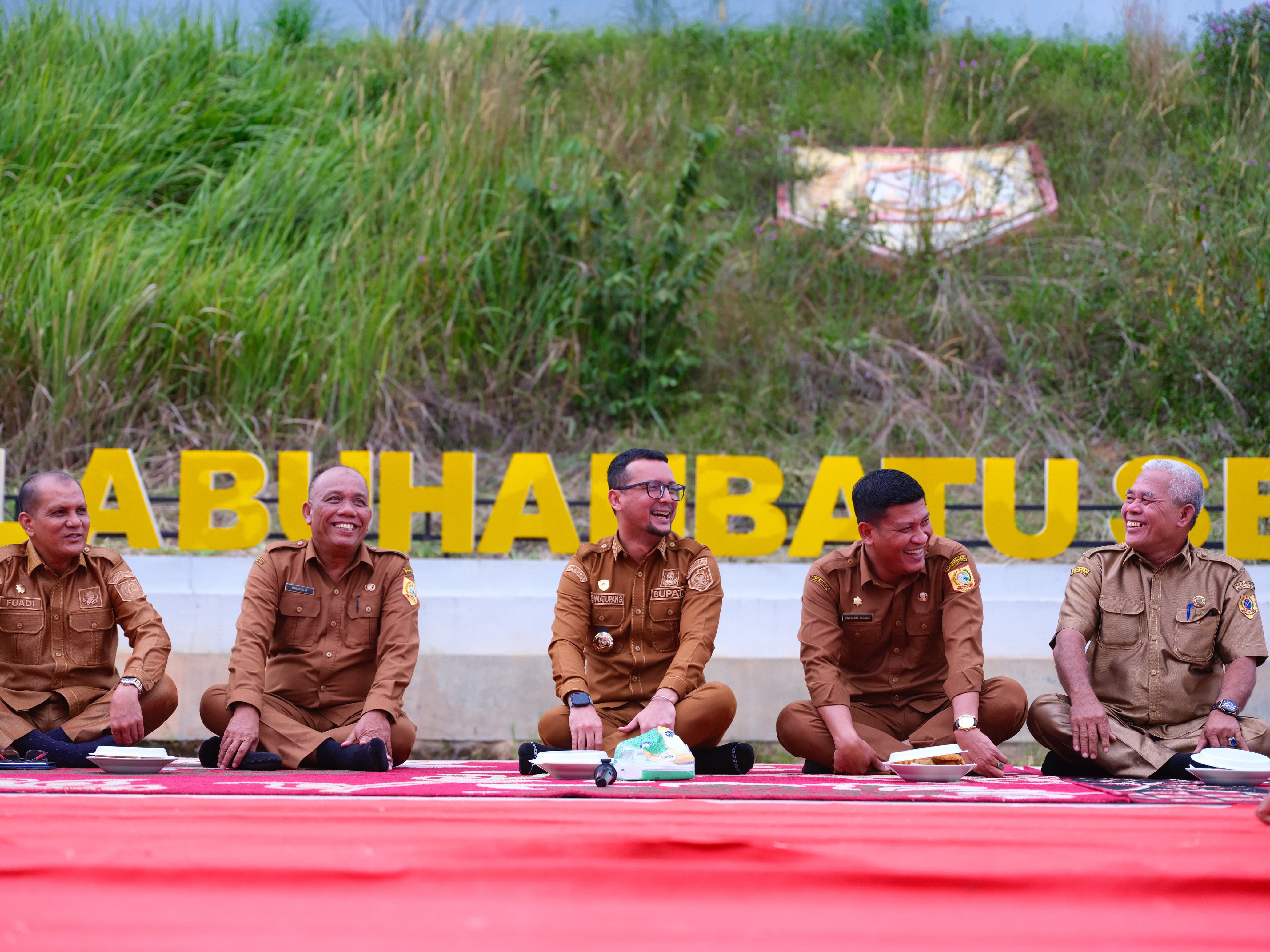 Bupati Labusel Fery Sahputra Simatupang S.H (tengah) pada kegiatan ngopi bareng bersama petugas kebersihan.(KHAIRUDDIN/SUMUT POS)