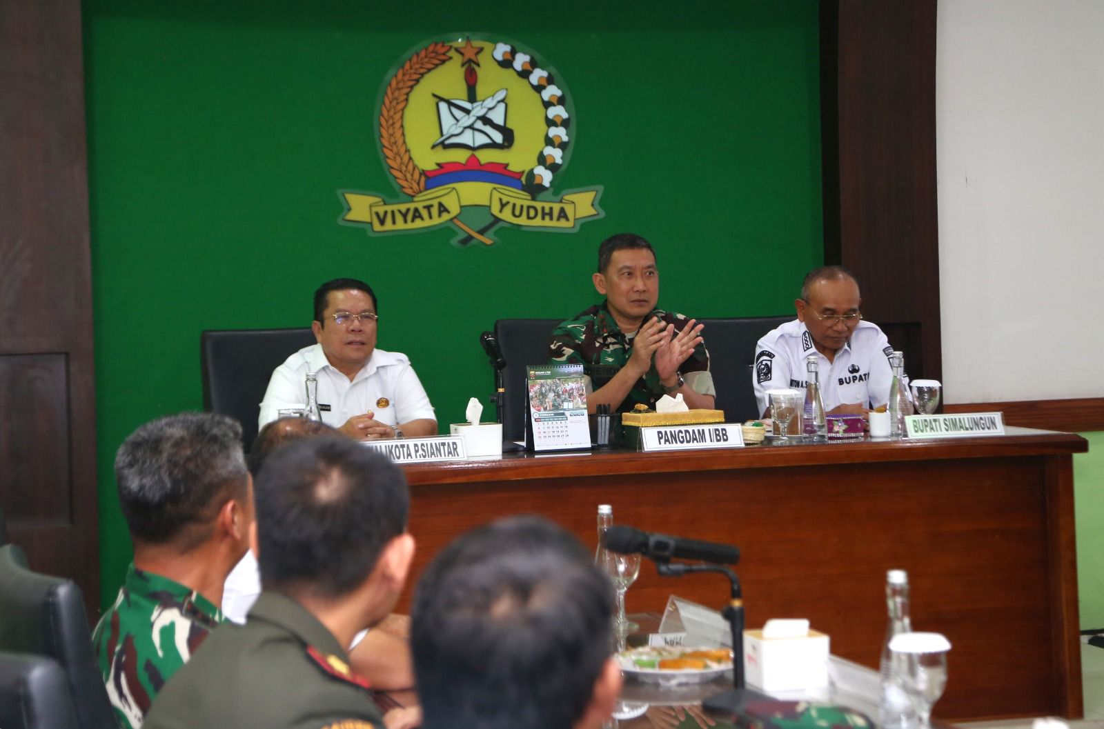 Wali Kota bersama Pangdam I/BB mendengarkan arahan Presiden RI melalui video converence. (PRA EVASI/SUMUT POS)