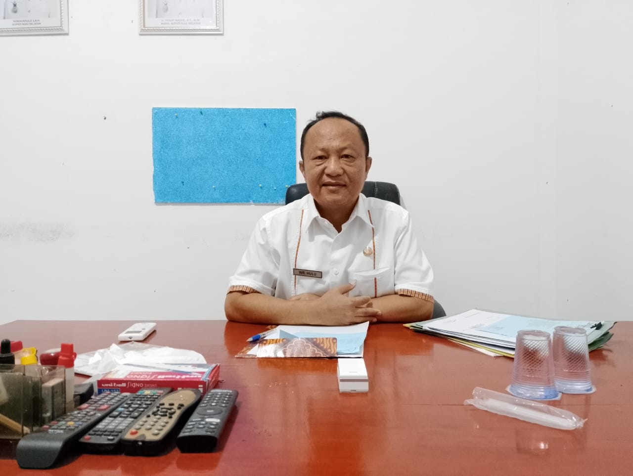 Kepala BKPSDM Nias Selatan, Waozaro Hulu saat diwawancarai. (Eriusman Duha/Sumut Pos)
