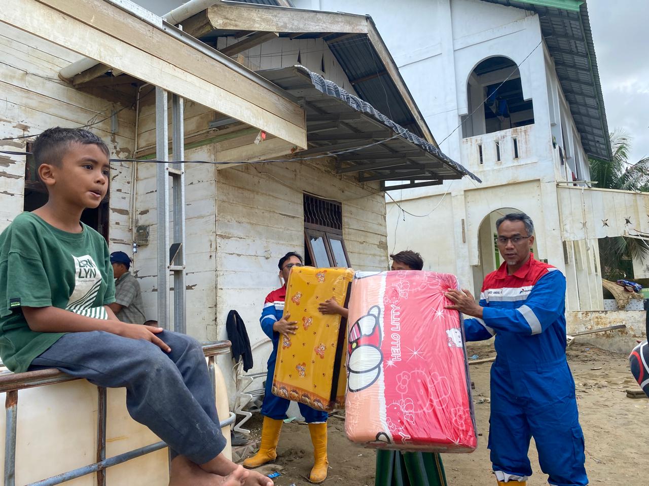 BANTUAN: Pegawai PHR Zona 1 saat menyerahkan bantuan ke pesantren yang ada di Aceh Tamiang. (Dok: PHR Zona 1)