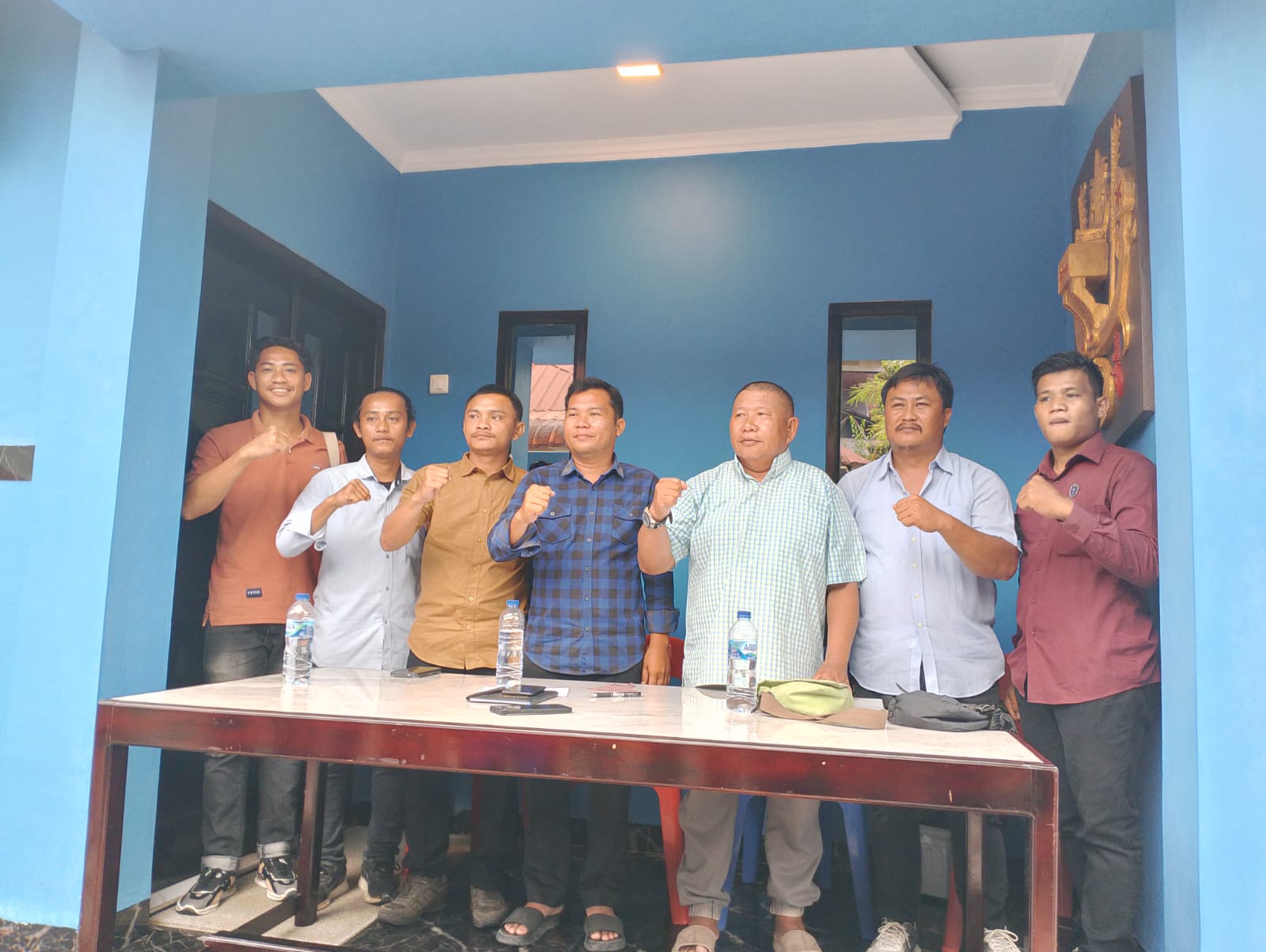 Konpers : AMAL NISEL abadikan moment usai konferensi pers.  (Eurisman Duha/Sumut Pos)