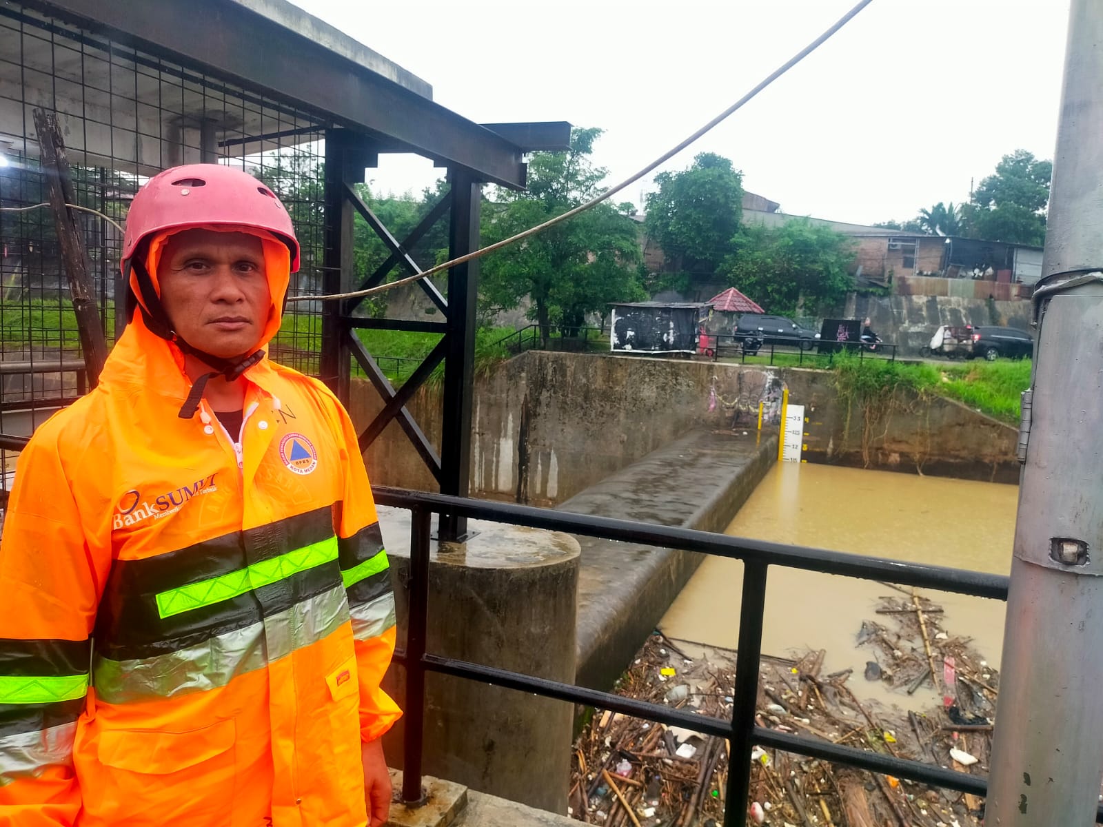 CEK: Personel.BPBD Medan saat memgecek keadaan debit air di beberapa sungai di Medan, Kamis (8/1/2026). (Dok: BPBD Medan)