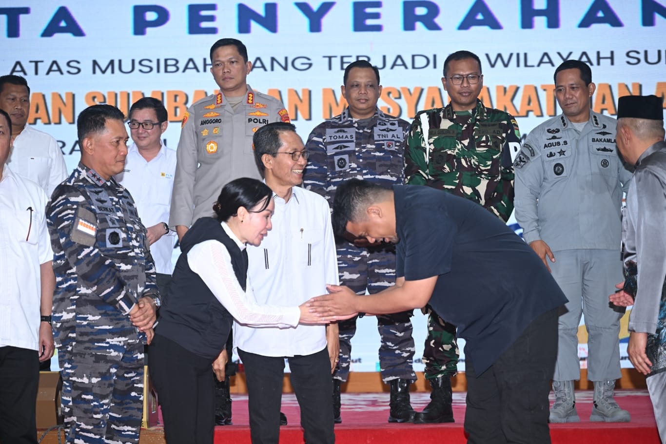 DONASI : Gubsu Bobby Nasution didampingi Pj Sekda Sumut Sulaiman Harahap, serta para OPD Pemprov Sumut, menerima bantuan bencana secara simbolis dari Pemko Batam, Kamis (8/1/2026). (Dok: istimewa)