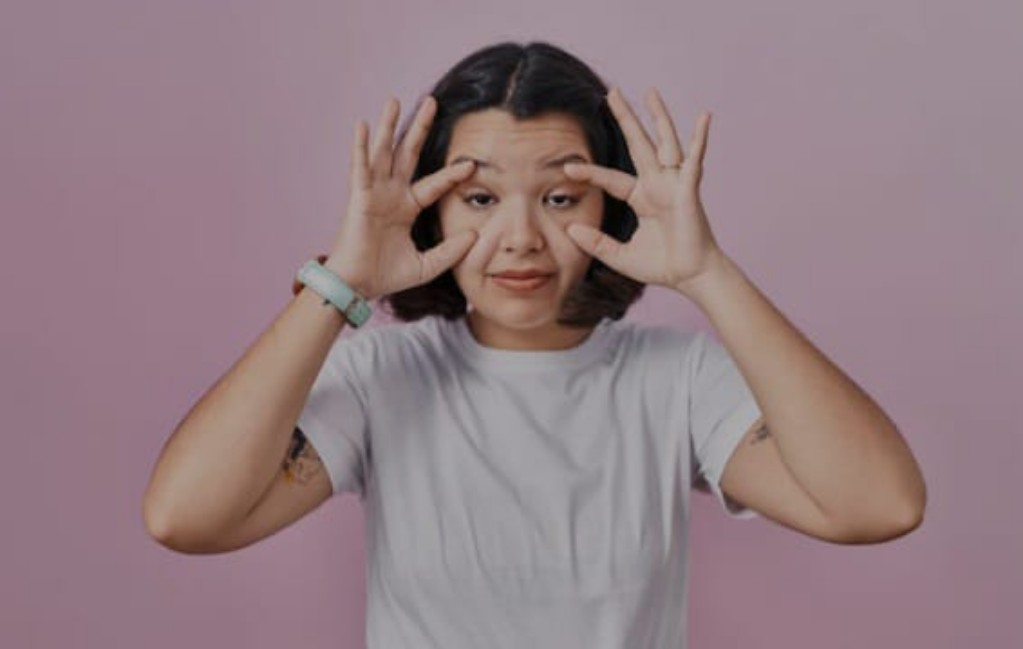 Ilustrasi, mata ngantuk alias terlihat sayu bisa terjadi karena beberapa hal. (freepik.com)
