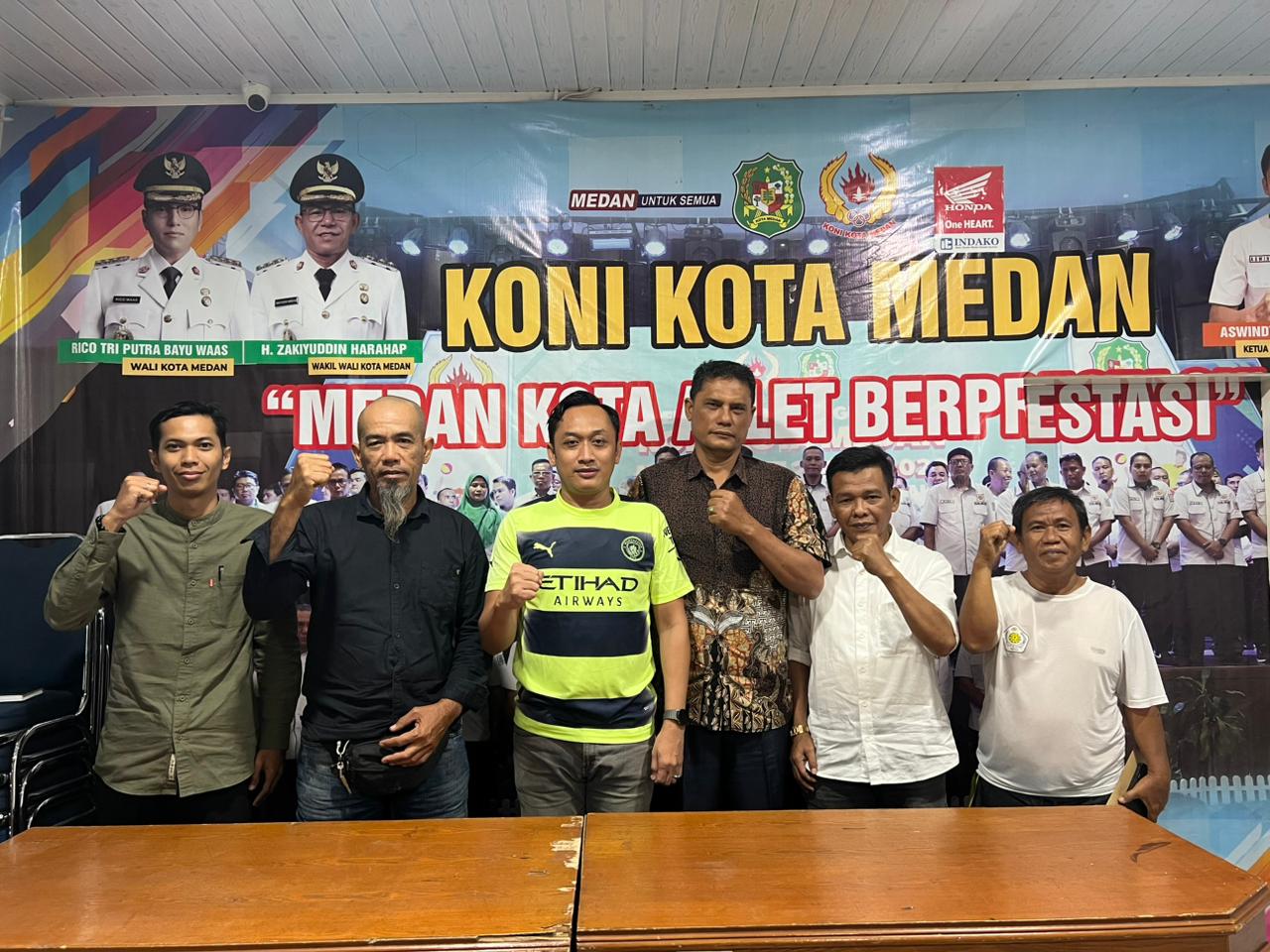 TERIMA: Ketum KONI Medan, Aswindy Fachrizal bersama Pengkot PSTI Medan periode 20252029 di Sekretariat KONI Medan, Jalan Kemiri II, Kota Medan, Kamis (8/1/2026). (Dok: KONI Medan)