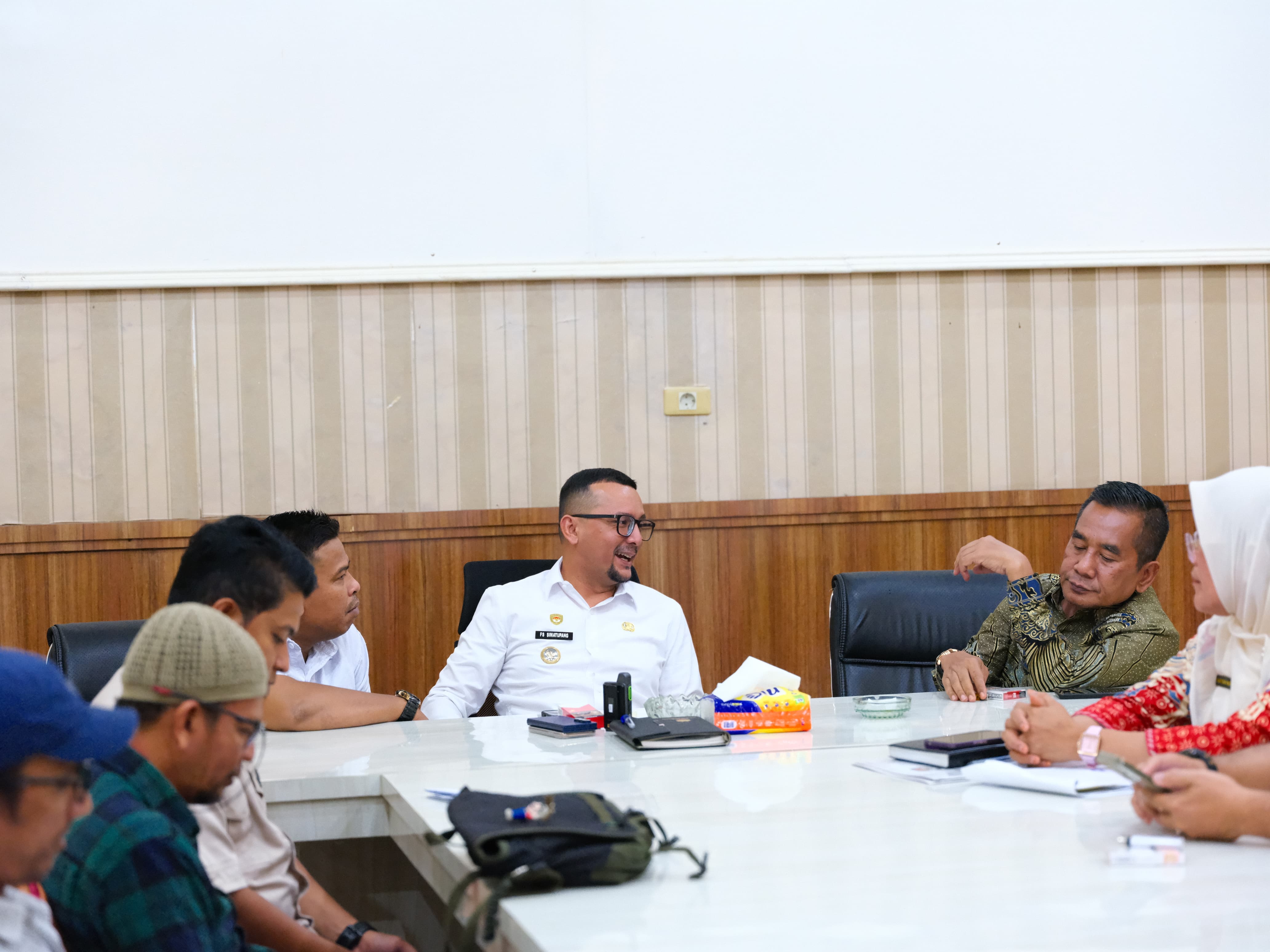 Bupati Labusel Fery Sahputra Simatupang S.H menerima audiensi KPU Labusel. (KHAIRUDDIN/SUMUT POS)