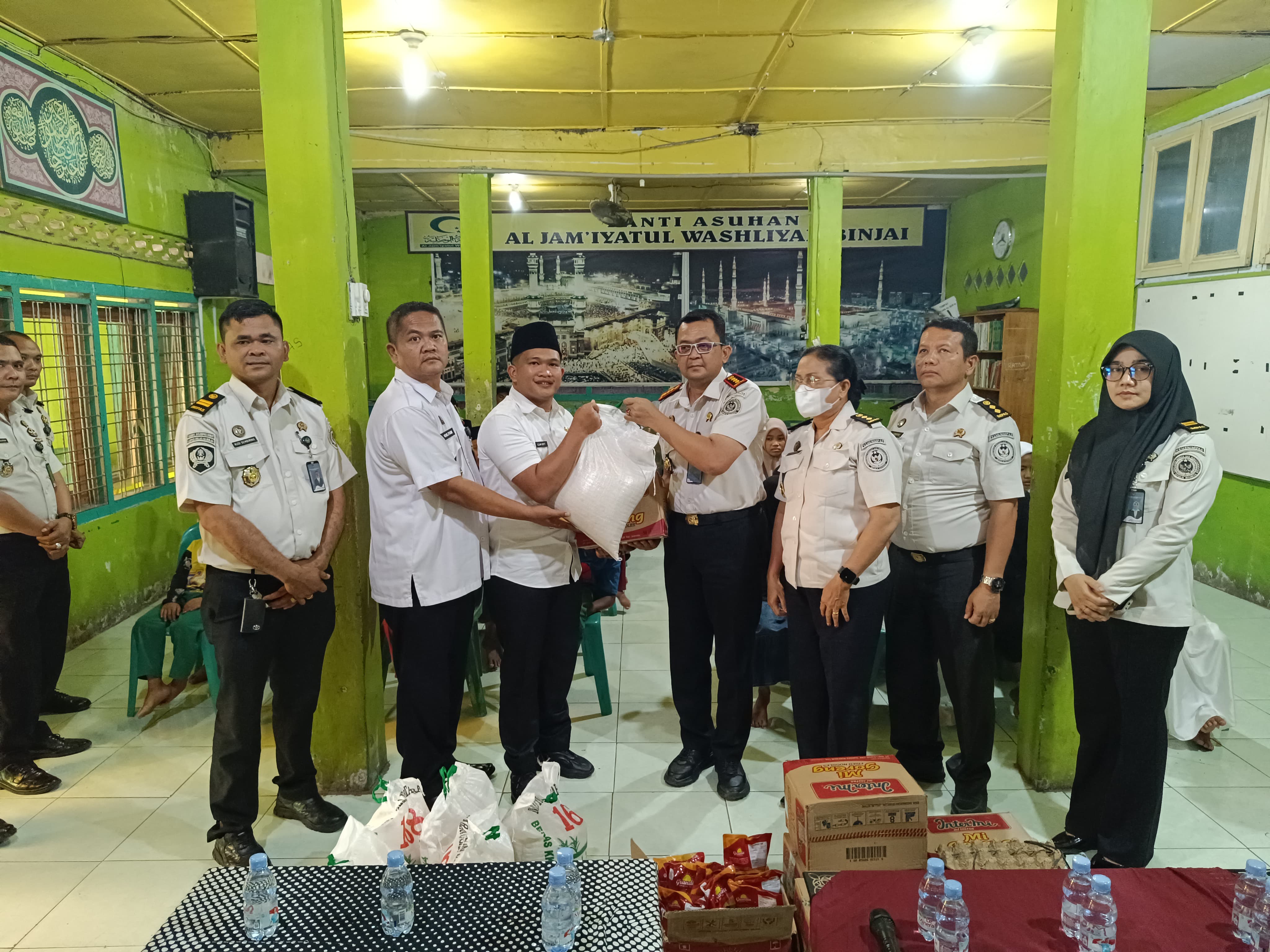 Kalapas Binjai, Wawan Irawan saat menyerahkan bantuan secara simbolis dalam kesempatan baksos di panti asuhan.(Istimewa/Sumut Pos)