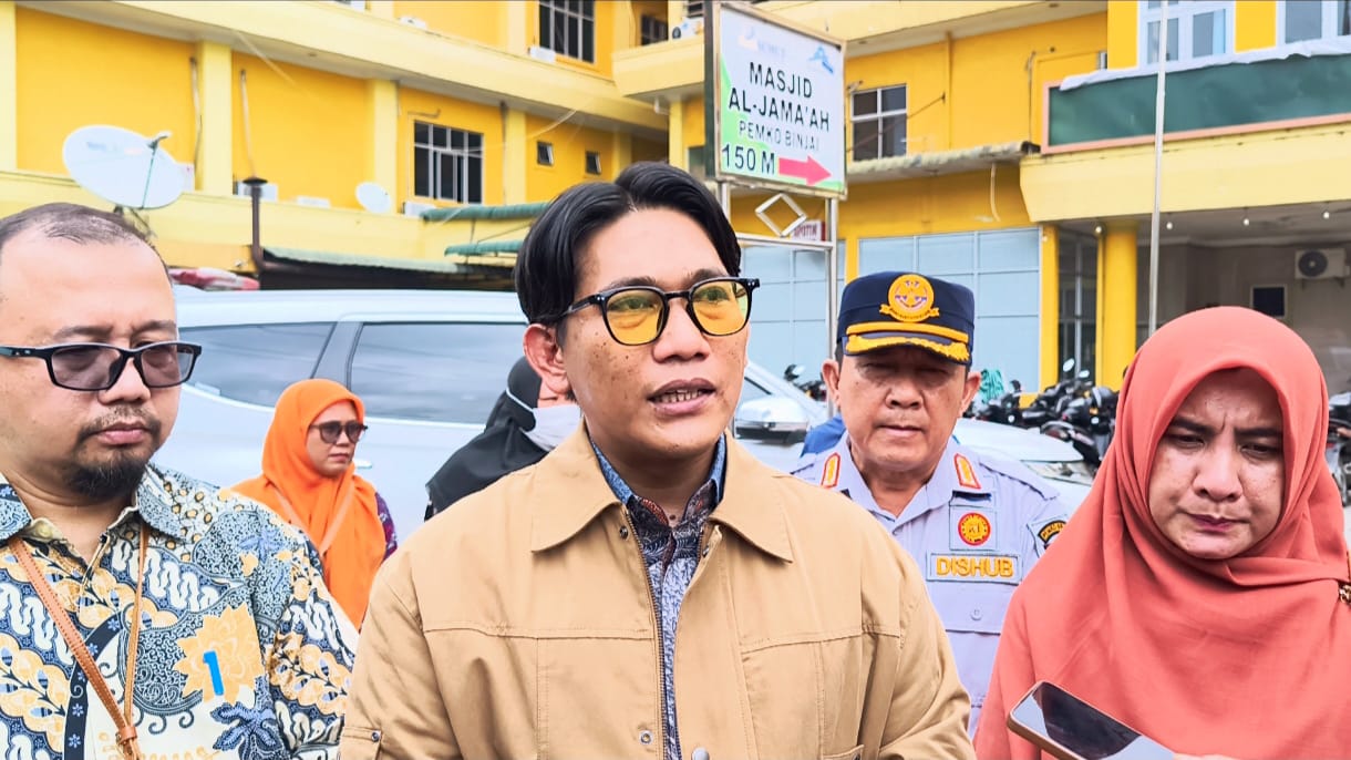 Wawako Binjai, Hasanul Jihadi (tengah) saat diwawancarai wartawan usai sidak di RSUD Djoelham. (Teddy Akbari/Sumut Pos)