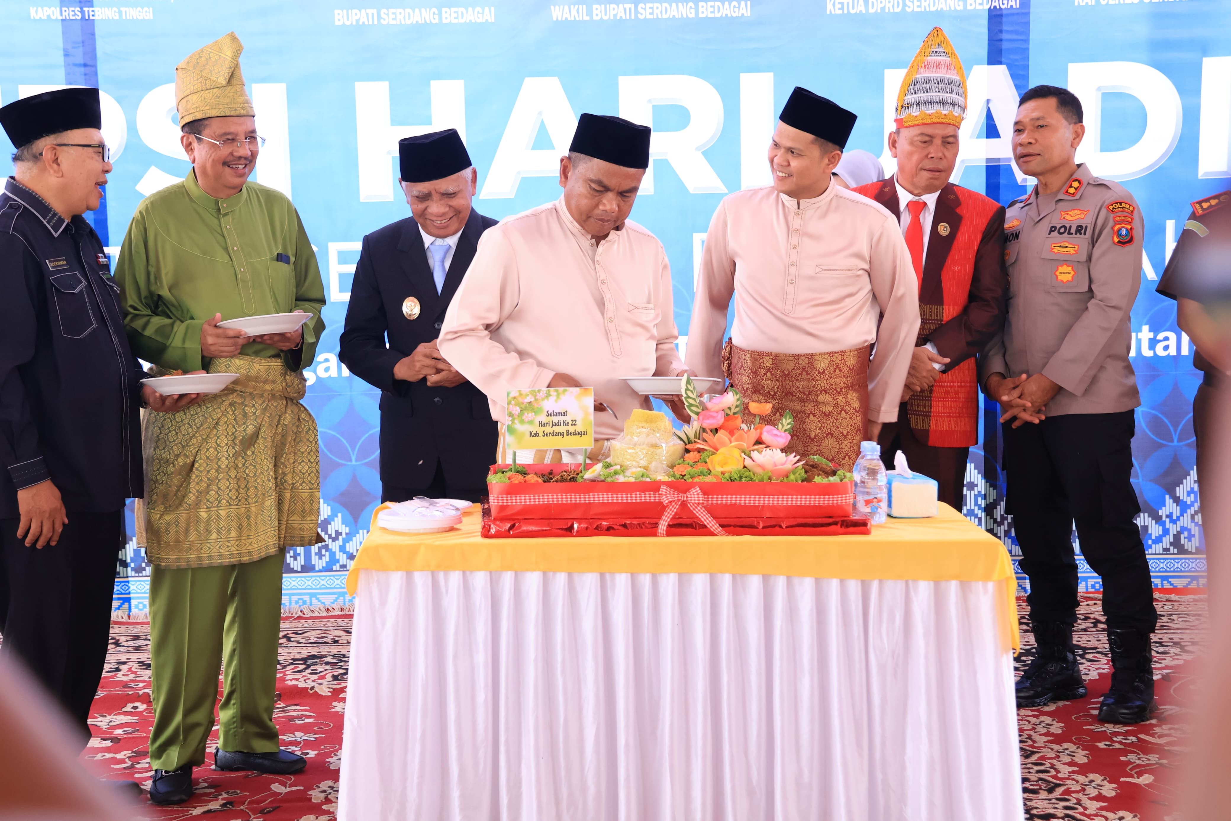 Wagubsu H.Surya bersama Bupati Sergai Darma Wijaya bersama ketua DPRD Sergai Togar Situmorang dan tamu undangan lainnya saat pemotongan nasi tumpeng di Halaman Gedung DPRD Sergai (7/1).
