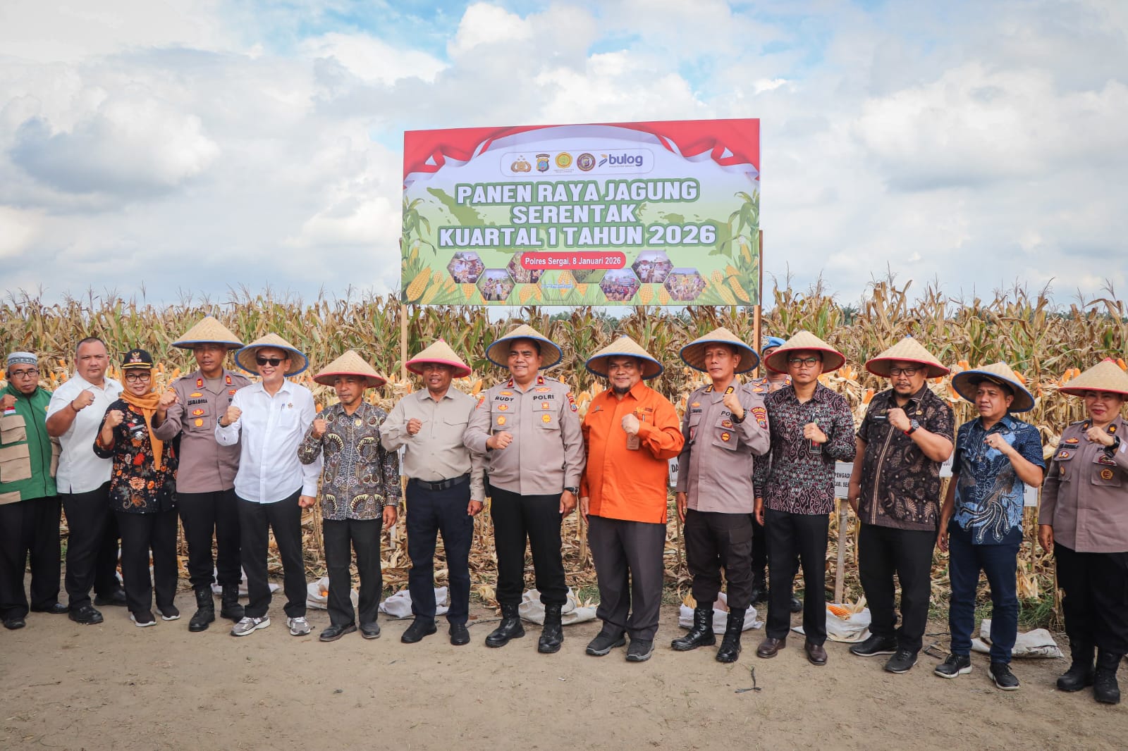 Wakapolres Sergai Kompol Rudi Candra bersama Bupati Sergai Darma Wijaya , Kadis Ketahanan Pangan Sergai Heidi Novria dan kepala OPD lainnya.  ( FADLY/SUMUT POS)
