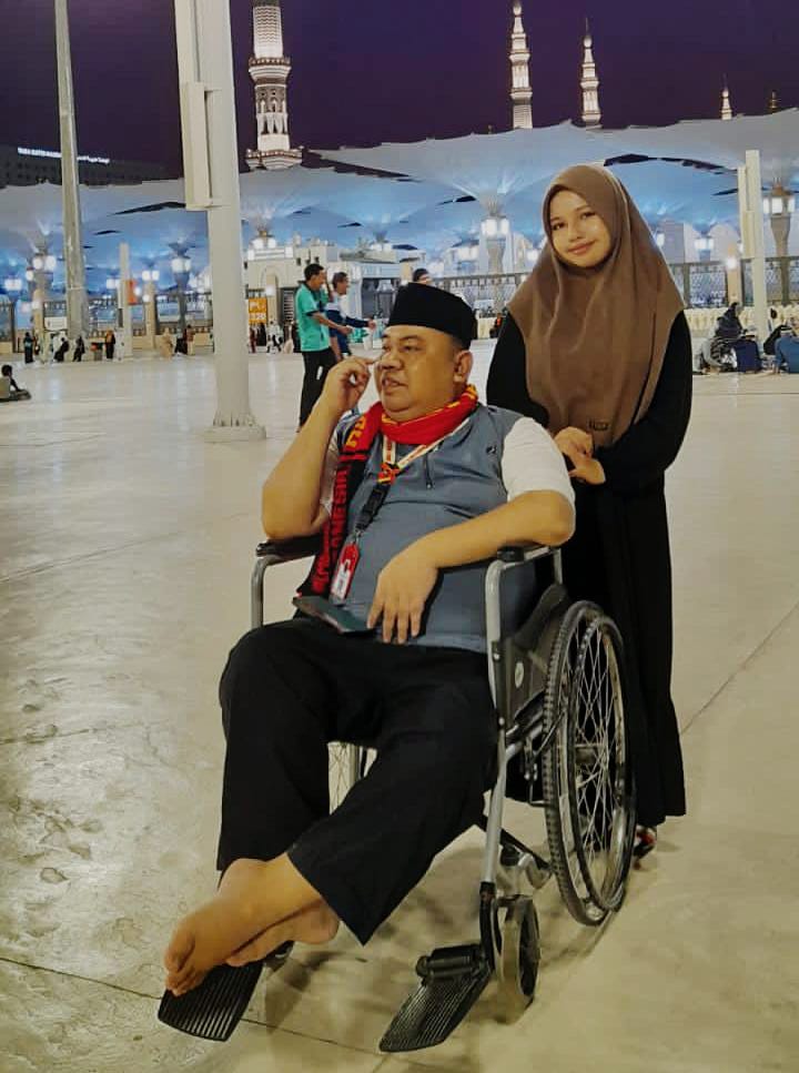 UMRAH: Ranjana Muhtasya bersama ayah dan melaksanakan umrah ke tanah suci. (Istimewa/Sumut Pos)