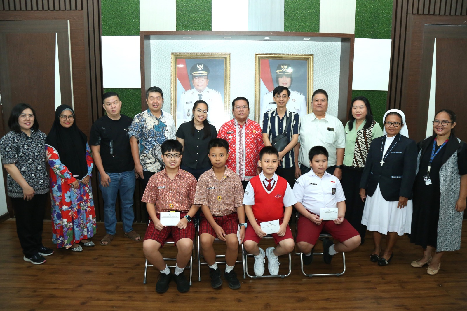 Murid berprestasi foto bersama dengan Wali kota Siantar Wesly Silalahi. (PRA EVASI/SUMUT POS)