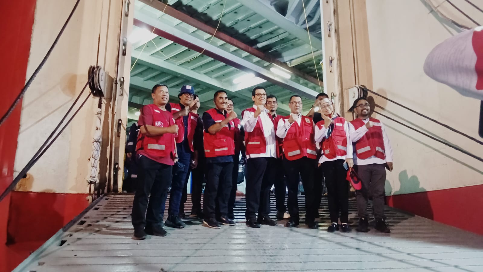 KAPAL KEMANUSIAAN: Tun DR H Rahmat Shah (tengah) bersama pengurus PMI di atas kapal kemanusiaan di Pelabuhan Belawan, Rabu (7/1) malam. (Deddi Mulia Purba/Sumut Pos)