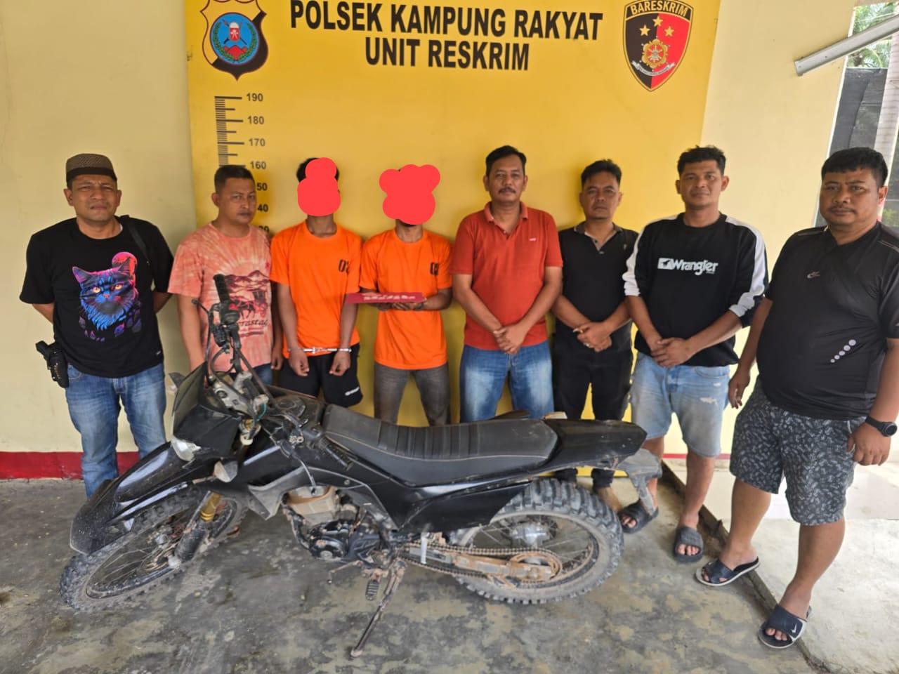 Dua pengedar sabu (baju orange) saat diamankan di Polsek Kampung Rakyat. (KHAIRUDDIN/SUMUT POS)